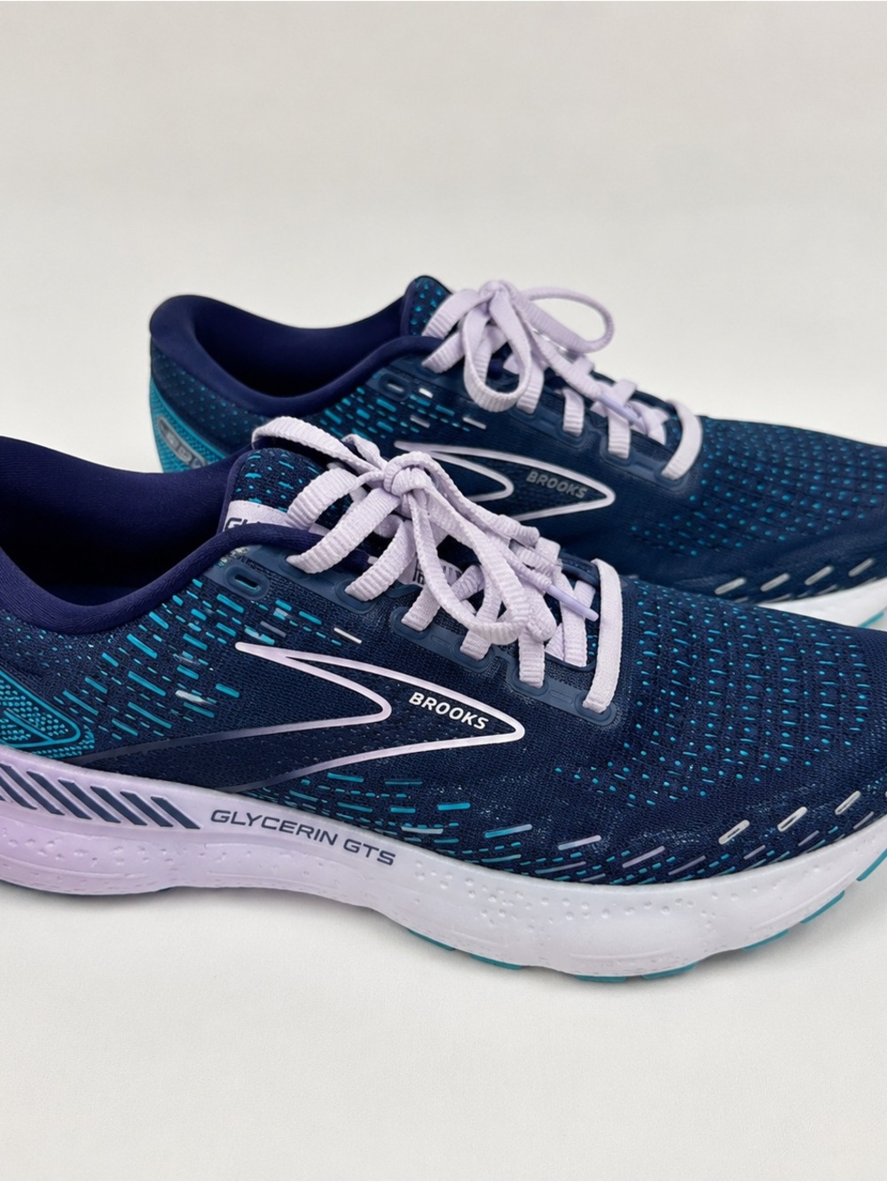 Brooks Women's Running Shoes - Navy Blue with Teal Accents
